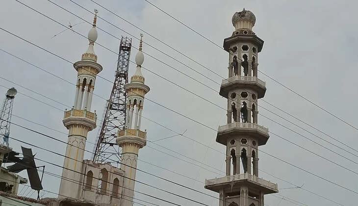 Chandauli News:&nbsp;डीडीयू नगर में 50 साल पुरानी मस्जिद के अवैध हिस्से पर चली कार्रवाई, प्रशासन की निगरानी में हटाया जा रहा निर्माण