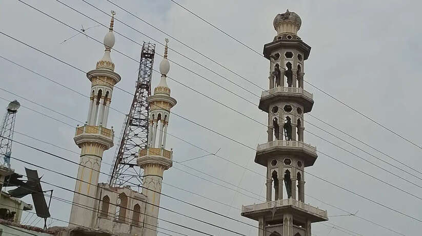 Chandauli News:&nbsp;डीडीयू नगर में 50 साल पुरानी मस्जिद के अवैध हिस्से पर चली कार्रवाई, प्रशासन की निगरानी में हटाया जा रहा निर्माण