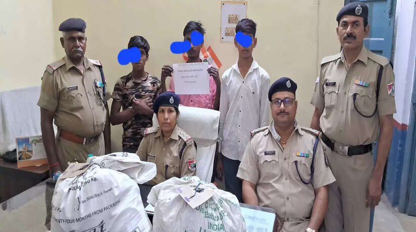 Varanasi Crime: कबाड़ की दुकान से रेल सम्पत्ती बेचते और खरीदते हुए आर, पी, एफ द्वारा तीन शातिर अभियुक्त गिरफ्तार
