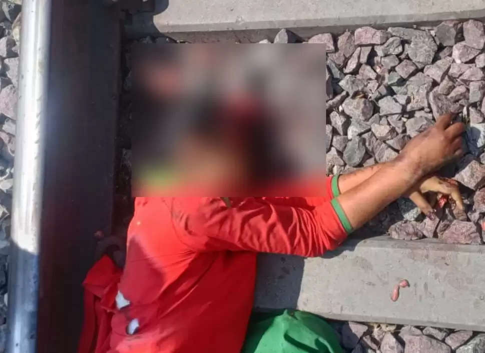 Ayodhya News: अयोध्या में रेलवे ट्रैक पर मिली अज्ञात युवती की लाश, ट्रेन से कटने की आशंका