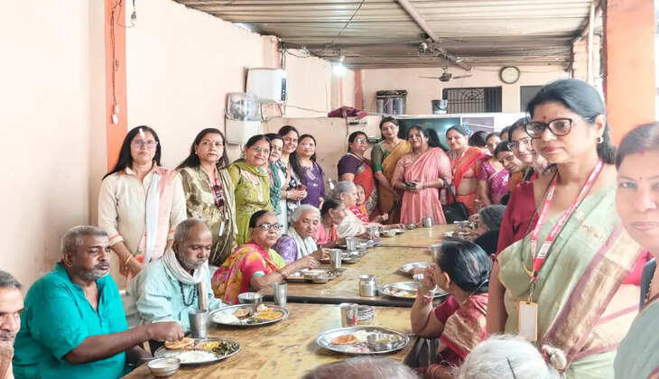 मातृ दिवस पर वृद्धाश्रम पहुंचा महिला भूमिहार समाज का स्नेह, वृद्ध माताओं संग बांटी खुशियां, गर्मी से राहत के लिए कुलर भेंट