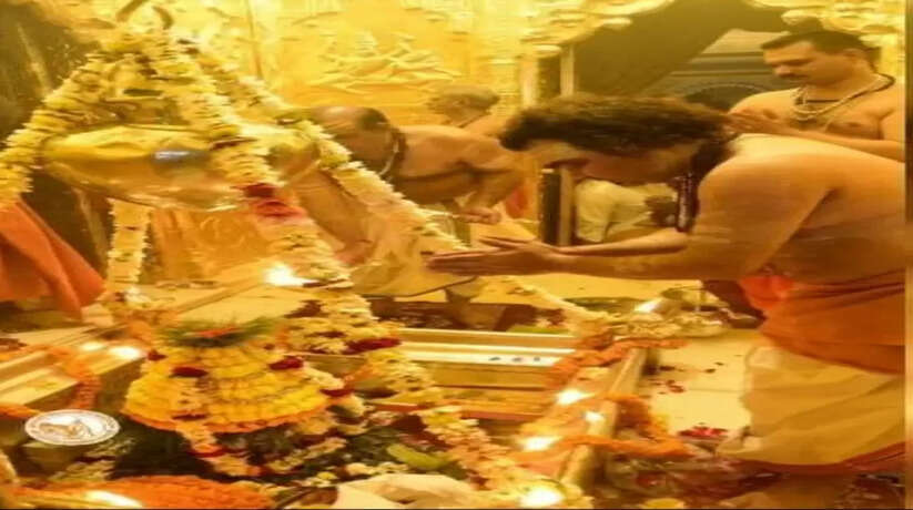 Varanasi News: सावन के अंतिम सोमवार पर काशी विश्वनाथ मंदिर में बाबा के भक्तो की लगी लंबी कतार, आज बाबा का होगा इस रूप मे श्रृंगार