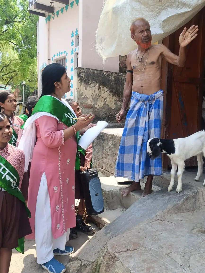 बच्चों ने नामांकन के लिए निकाली जागरूकता रैली अभियान
