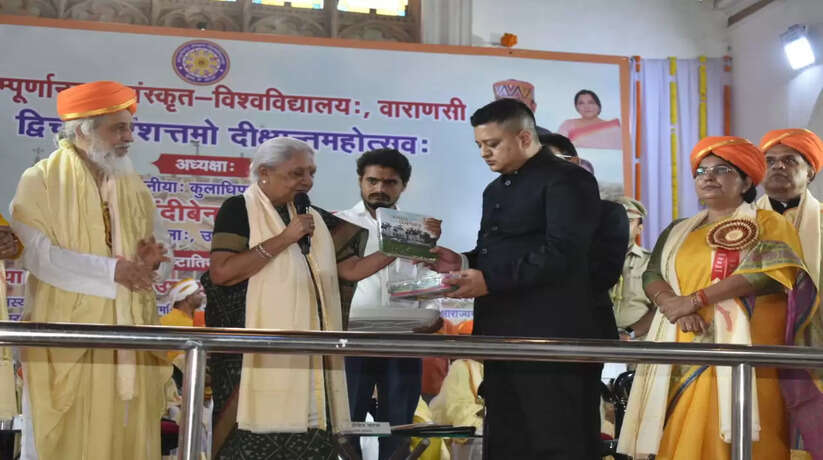 संपूर्णानंद संस्कृत विश्वविद्यालय के दीक्षांत समारोह में जनपद चंदौली की आगनवाड़ी कार्यकत्रियों को ई0सी0सी0ई0 किट प्रदान किया गया