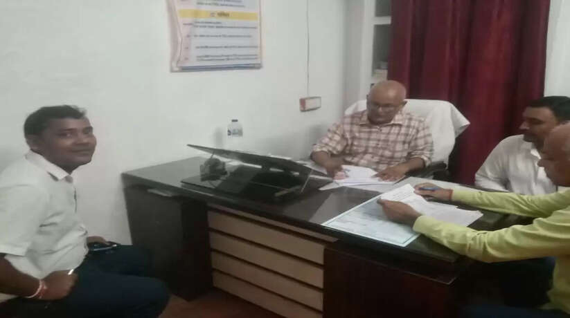 Ayodhya News: जर्जर परिषदीय स्कूलों की शांतिपूर्ण ढंग से हुई नीलामी