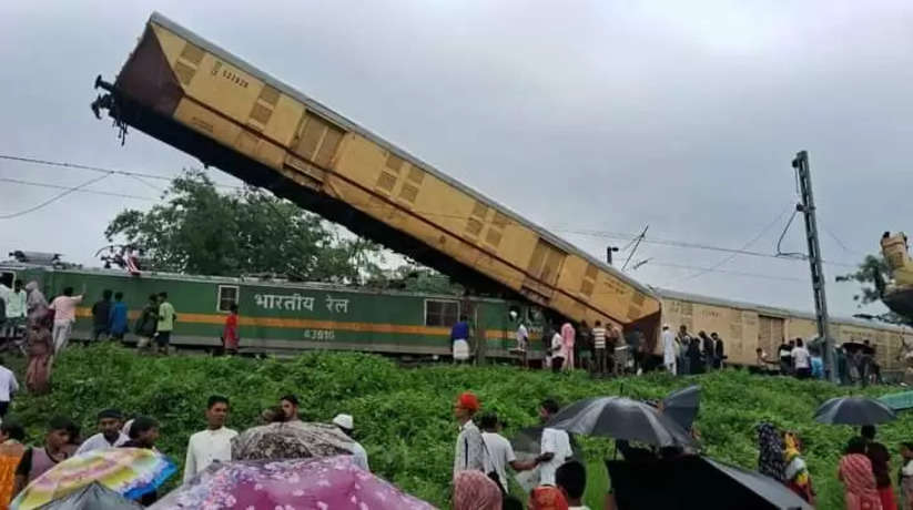 West Bengal Train Accident: पश्चिम बंगाल में भीषण ट्रेन हादसा, अब तक 9 लोगों की मौत, 50 से ज्यादा लोग घायल