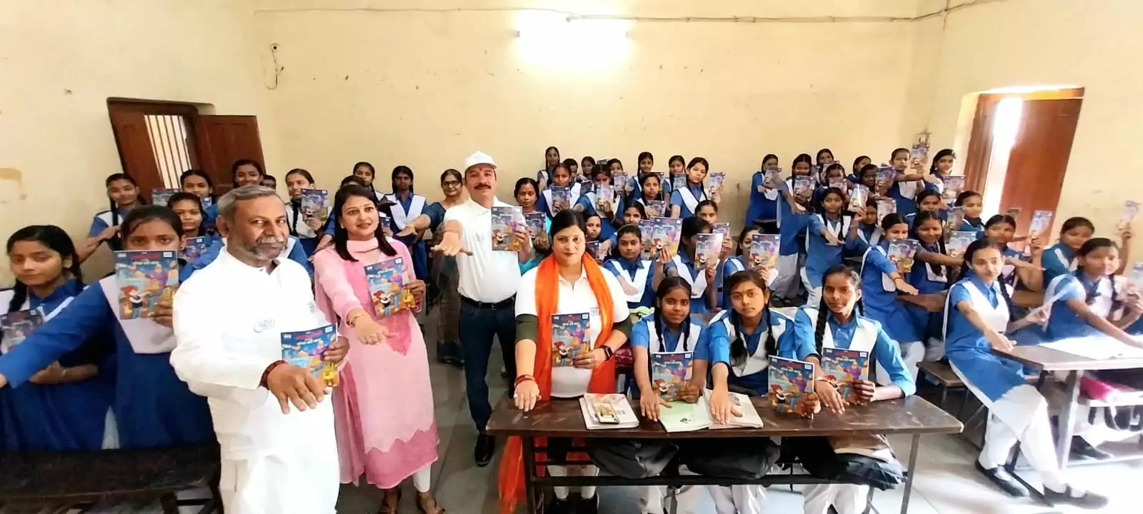  Varanasi News: नमामि गंगे ने छात्राओं में वितरित की स्वच्छता का संदेश दे रही चाचा चौधरी की कॉमिक्स