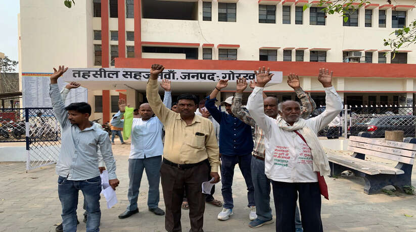 प्रधान पर गंभीर आरोप: सार्वजनिक रास्ता खुदवाकर किया कब्जा, ट्रांसफार्मर हटाने का भी आरोप