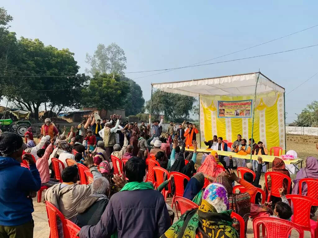चन्दौली में समाजसेवियों ने गरीब एवं असहाय लोगों को बांटा कम्बल