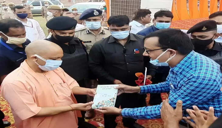 डाॅ मनोज ने मुख्यमंत्री को भेंट की स्वलिखित पुस्तक