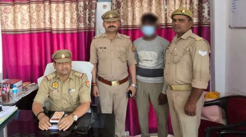 नाबालिग किशोरी को बहला-फुसलाकर ले जाने वाला आरोपी गिरफ्तार, पीड़िता सकुशल बरामद वाराणसी। कमिश्नरेट वाराणसी में गुमशुदा और अपहृताओं की बरामदगी के लिए चलाए जा रहे अभियान के तहत रोहनियां थाना पुलिस को बड़ी सफलता मिली है। पुलिस ने नाबालिग किशोरी को बहला-फुसलाकर ले जाने के मामले में वांछित आरोपी को गिरफ्तार कर लिया है। साथ ही अपहृता किशोरी को सकुशल बरामद कर लिया गया है। पुलिस के अनुसार गिरफ्तार आरोपी की पहचान गोविन्द कुमार उर्फ बाबू पुत्र जुगनू निवासी ग्राम बच्छाँव, थाना रोहनियां के रूप में हुई है। आरोपी को मिर्जामुराद क्षेत्र के कछवां बाईपास से गिरफ्तार किया गया।  नाबालिग बेटी के अपहरण की दर्ज हुई थी शिकायत मामले में पीड़िता के पिता ने थाना रोहनियां में लिखित शिकायत दर्ज कराई थी कि उनकी 17 वर्षीय नाबालिग पुत्री को आरोपी बहला-फुसलाकर अपने साथ ले गया है। शिकायत के आधार पर पुलिस ने संबंधित धाराओं में मुकदमा दर्ज कर जांच शुरू की थी।  पुलिस आयुक्त वाराणसी के निर्देश पर पुलिस उपायुक्त वरुणा जोन, अपर पुलिस उपायुक्त और सहायक पुलिस आयुक्त रोहनियां के नेतृत्व में टीम गठित कर आरोपी की तलाश की जा रही थी।  मुखबिर की सूचना पर हुई गिरफ्तारी पुलिस टीम को मुखबिर से सूचना मिली कि आरोपी किशोरी के साथ कछवां बाईपास क्षेत्र में मौजूद है। सूचना मिलते ही रोहनियां थाना पुलिस ने घेराबंदी कर आरोपी को गिरफ्तार कर लिया और किशोरी को सुरक्षित बरामद कर लिया।  पुलिस टीम की रही अहम भूमिका इस कार्रवाई में प्रभारी निरीक्षक राजू सिंह, उपनिरीक्षक अमित सिंह, उपनिरीक्षक धर्मेन्द्र राजपूत समेत रोहनियां थाना पुलिस टीम की महत्वपूर्ण भूमिका रही। पुलिस ने आरोपी के खिलाफ अग्रिम विधिक कार्रवाई शुरू कर दी है।