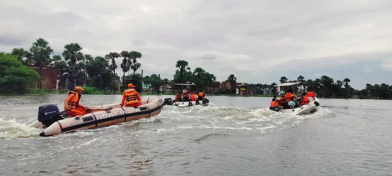 एनडीआरएफ के अनुसार गंगा नदी का जलस्तर 70.61 मीटर दर्ज किया गया है, जो चेतावनी स्तर से ऊपर है। जलस्तर में बढ़ोतरी को देखते हुए एनडीआरएफ की टीमें लगातार निगरानी कर रही हैं। नदी के संवेदनशील हिस्सों में जल गश्त के जरिए स्थिति का लगातार आकलन किया जा रहा है।