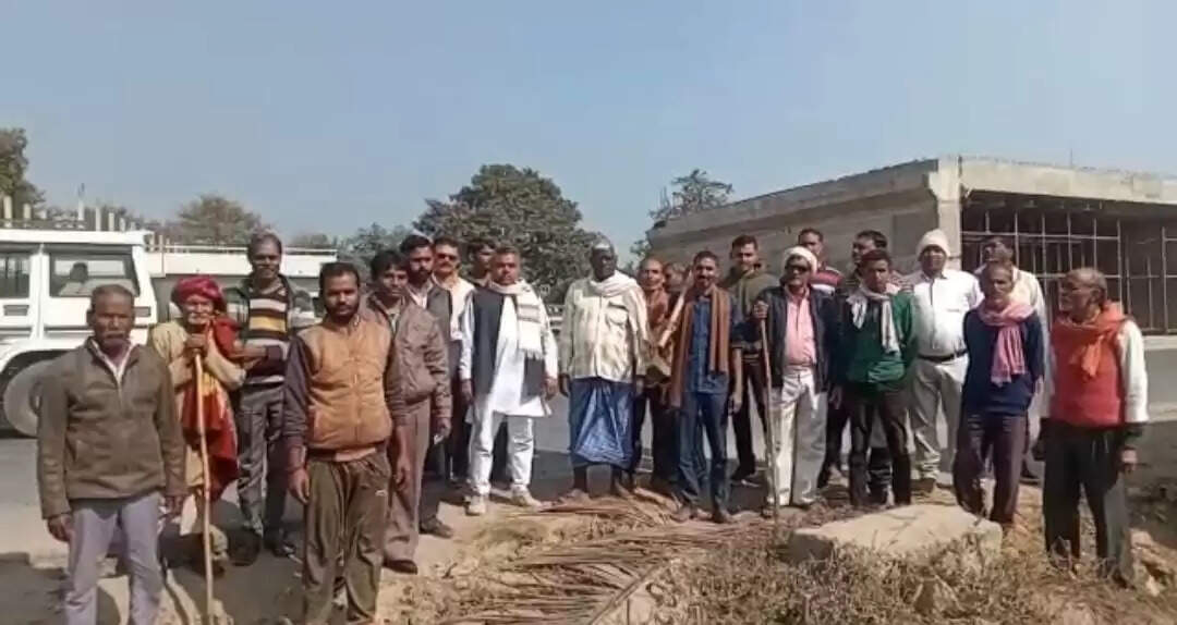 चंदौली में जिला अस्पताल के पास nh-2 पर सिंचाई हेतु पानी के निकासी के लिए अंडर पुल की मांग को लेकर किया प्रदर्शन