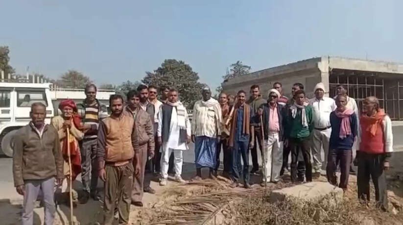 चंदौली में जिला अस्पताल के पास nh-2 पर सिंचाई हेतु पानी के निकासी के लिए अंडर पुल की मांग को लेकर किया प्रदर्शन