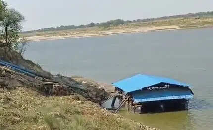 &nbsp;गंगा कटान से परेशान किसानों का धरना पांचवें दिन भी जारी, अधिकारियों के आश्वासन प