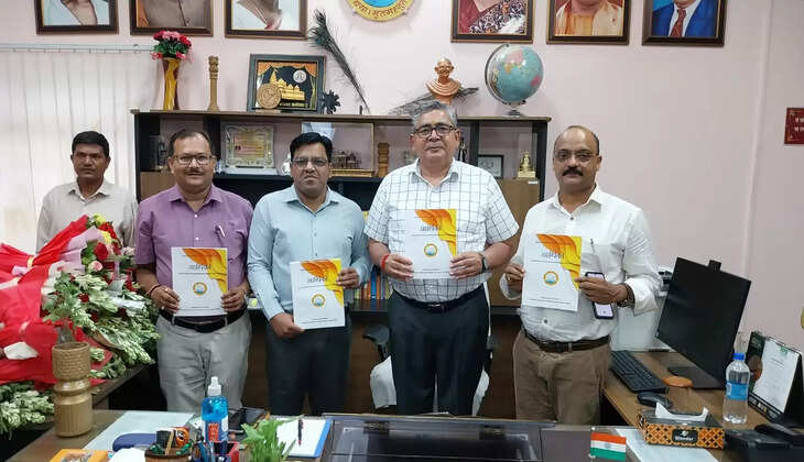 Vice Chancellor of Mahatma Gandhi Kashi Vidyapeeth released the research magazine "Economics"