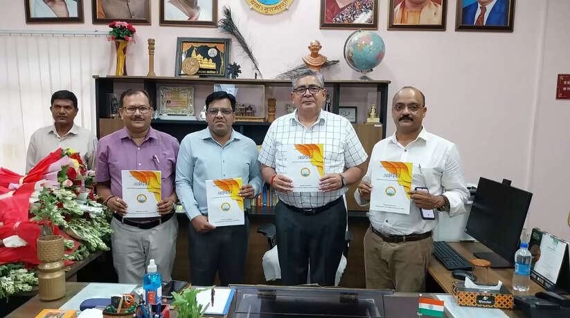 Vice Chancellor of Mahatma Gandhi Kashi Vidyapeeth released the research magazine "Economics"