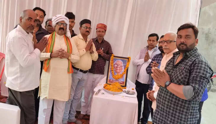 पत्रकार प्रेस क्लब के प्रदेश उपाध्यक्ष के माता जी के त्रयोदशी संस्कार में पहुंचे घनश्याम पाठक