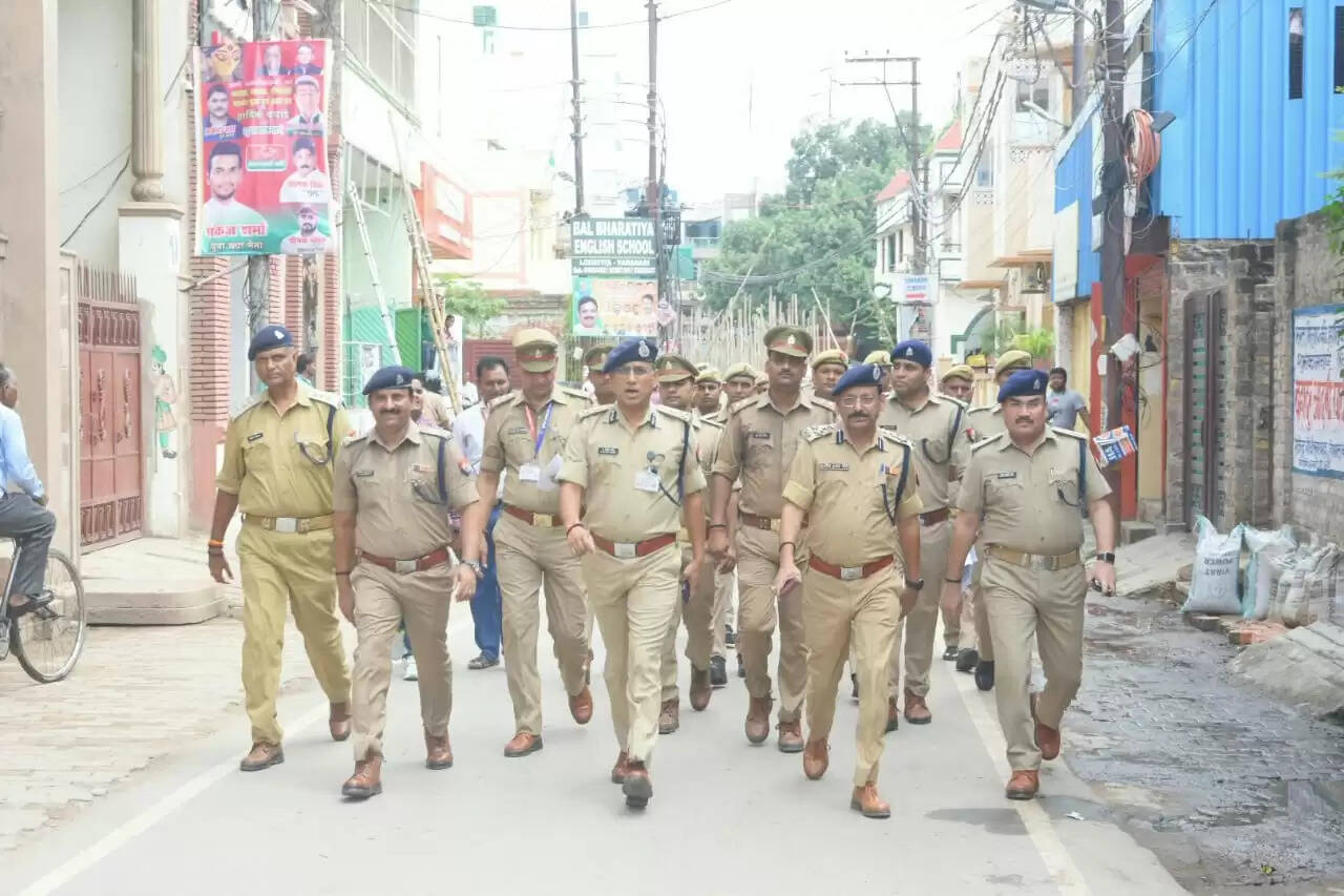 वाराणसी: पुलिस कमिश्नर ए सतीश गणेश ने नाटी इमली भरत मिलाप की देखी तैयारी