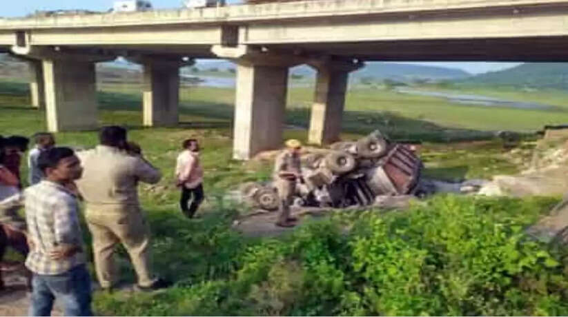 वाराणसी जा रही ढाल पर खड़ी ट्रक गिरी पुल के नीचे