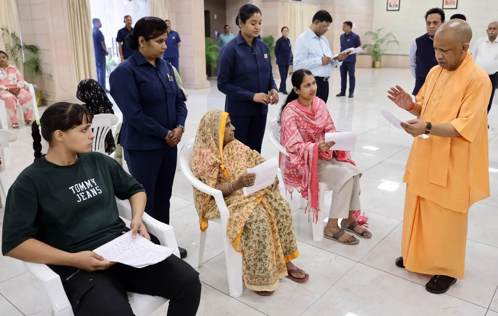सीएम योगी ने अधिकारियों को चेताया, लंबित मामलों का समयबद्ध करें निस्तारण