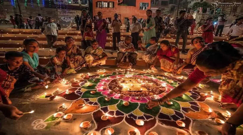 Dev Deepawali 2024: गंगा घाटों और तालाबों को 12 लाख दीयों से सजाने की योजना बनाई गई है, जिसमें गाय के गोबर से बने करीब ढाई से तीन लाख दीपक भी शामिल होंगे।
