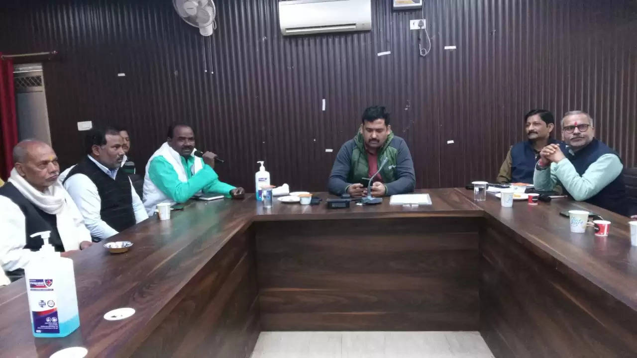 Chandauli Samachar: चंदौली में व्यापारियों के साथ एसपी व सीओ ने की मासिक बैठक