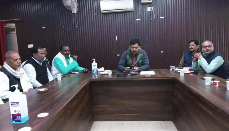 Chandauli Samachar: चंदौली में&nbsp;व्यापारियों के साथ एसपी व सीओ ने की मासिक बैठक