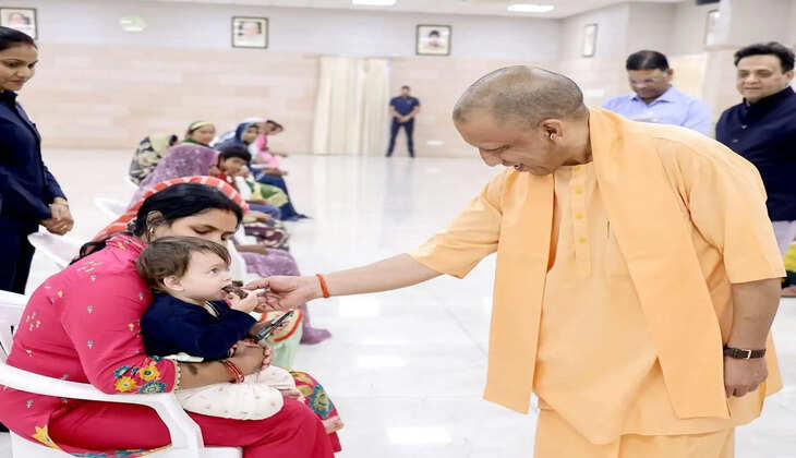 जनता दर्शन में सीएम योगी का सख्त रुख, फरियादियों को न्याय का भरोसा, मासूम को चॉकलेट देकर जीता दिल
