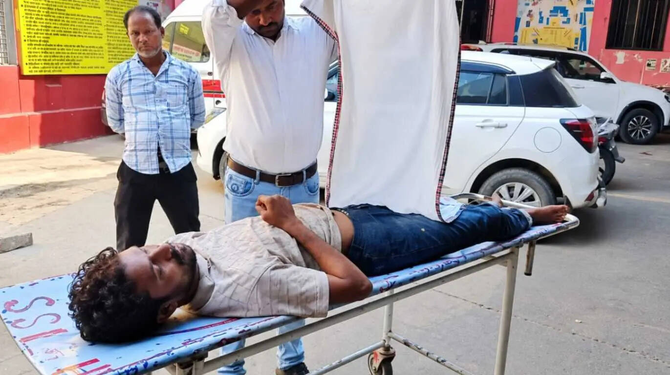 मृतक की पहचान 40 वर्षीय विनोद कुमार के रूप में हुई है। बताया गया कि वह एक पैर से दिव्यांग था और गोलाघाट स्थित कमरे में अकेले रहता था। शुक्रवार रात वह अपने कमरे पर पहुंचा था। इसके बाद उसने खुद खाना बनाया और भोजन करने के बाद सो गया।