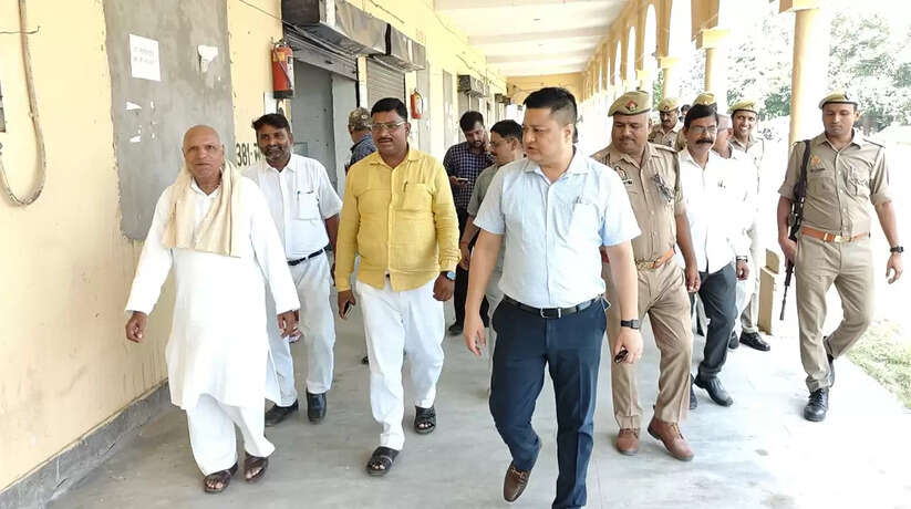 Chandauli news: जिलाधिकारी ने EVM सुरक्षा की समीक्षा, राजनीतिक दलों के प्रतिनिधियों के साथ किया निरीक्षण