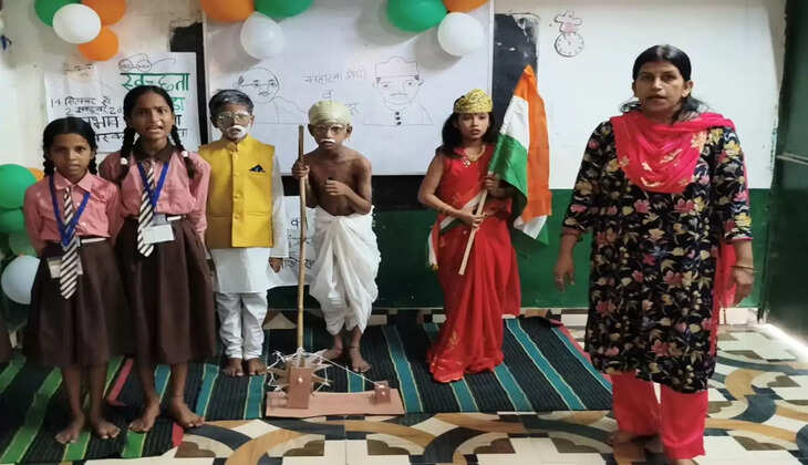 गांधी जयंती पर बच्चों ने लघु नाटक के माध्यम से प्राथमिक विद्यालय चंद्रावती में दिया स्वच्छता का संदेश