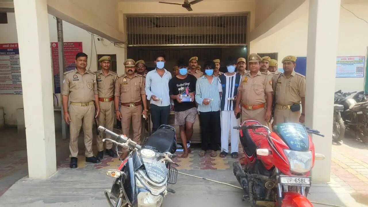 चंदौली में सनसनीखेज लूटकांड का खुलासा, मुनीब से ₹1.34 लाख लूटने वाले 4 आरोपी गिरफ्तार