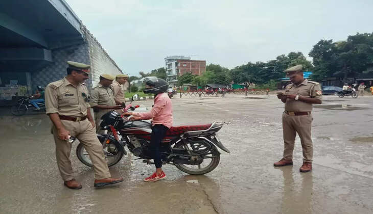 वाराणसी रोहनिया पुलिस ने चेकिंग अभियान के दौरान बैंक व संदिग्ध व्यक्ति सहित वाहनों का किया सघन चेकिंग