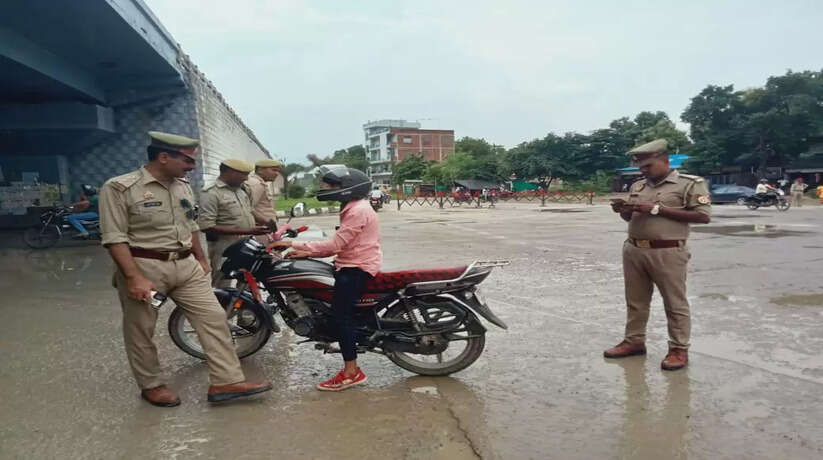 वाराणसी रोहनिया पुलिस ने चेकिंग अभियान के दौरान बैंक व संदिग्ध व्यक्ति सहित वाहनों का किया सघन चेकिंग
