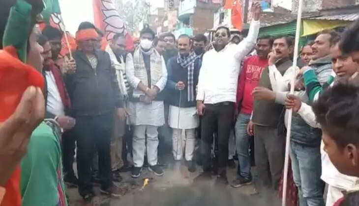 फिरोजपुर प्रकरण को लेकर विधायक सुशील सिंह ने बीजेपी कार्यकर्ताओं संग सैयदराजा में पंजाब सरकार का फूंका पुतला