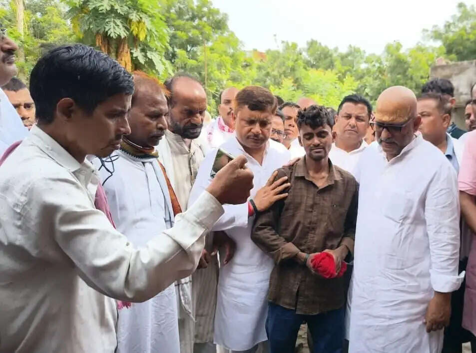 इस दौरान कांग्रेस जिलाध्यक्ष अरुण द्विवेदी, शहर अध्यक्ष बृजेश गुप्ता सहित बड़ी संख्या में कांग्रेस कार्यकर्ता मौजूद रहे। उपस्थित नेताओं ने दिवंगत बलदेव यादव को श्रद्धांजलि अर्पित करते हुए शोक संतप्त परिवार को ढांढस बंधाया और न्याय दिलाने के लिए संघर्ष जारी रखने का भरोसा दिया।