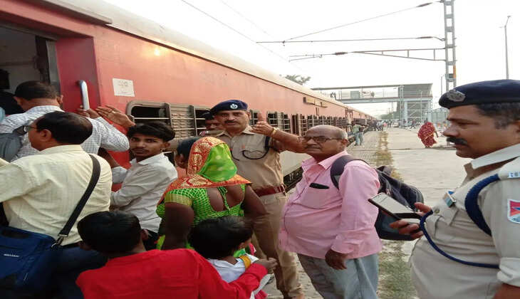 Varanasi News: मंडल रेल प्रबंधक,वाराणसी विनीत कुमार श्रीवास्तव ने छठ पर्व पर यात्रियों की सुरक्षा हेतु की अपील&nbsp;