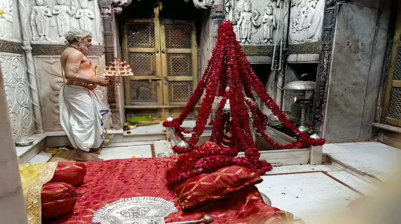 Kashi Vishwanath Aarti: बाबा विश्वनाथ में सालों से चली आ रही है अनोखी परंपरा, इस आरती में काशीवासी ही विशेष गीत के जरिए बाबा को सुलाते हैं