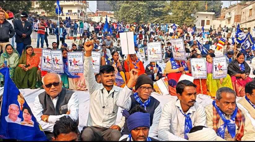 वाराणसी में बसपा ने गृहमंत्री के द्वारा भीमराव अंबेडकर के ऊपर दिए गए बयान को लेकर किया प्रदर्शन
