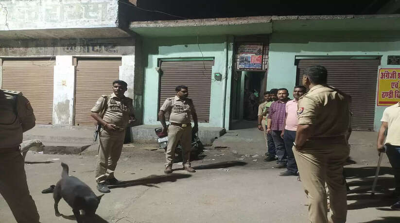 चन्दौली में शराब के अवैध गोदाम में छापेमारी, 22 लोग पकड़ाए, बिहार में हो रही थी तस्करी