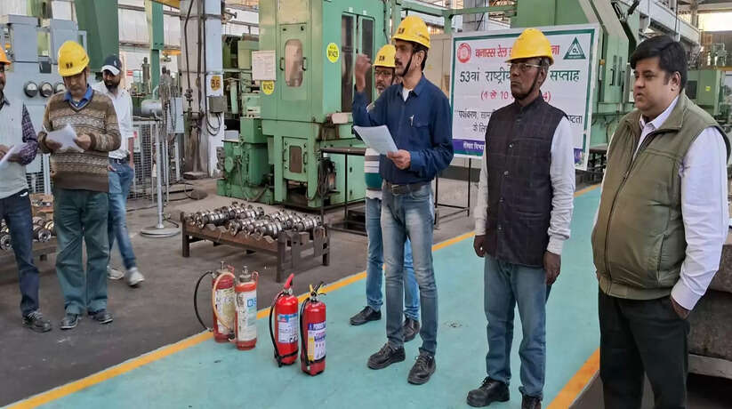 BLW News: प्रशिक्षण संरक्षा शपथ संरक्षा प्रश्नोतरी एवं पुरस्कार वितरण के माध्यम से संरक्षा जागरुकता का आयोजन