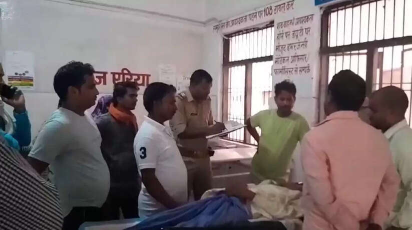Chandauli News: चंदौली में तेज रफ्तार ट्रैक्टर अनियंत्रित होकर गड़ई नदी मे पलटी, चार व्यक्ति गंभीर रूप से घायल
