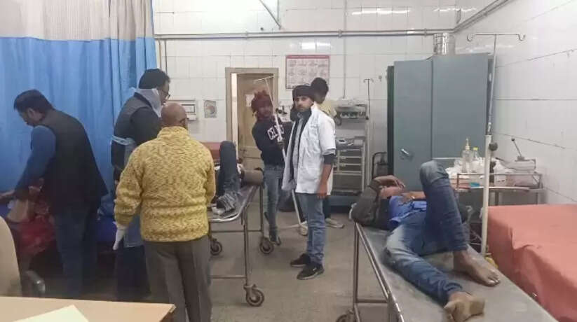 Chandauli News: चंदौली में ट्रैक्टर और बाइक की आपस में भिड़ंत, बाइक सवार दो युवक गंभीर रूप से घायल