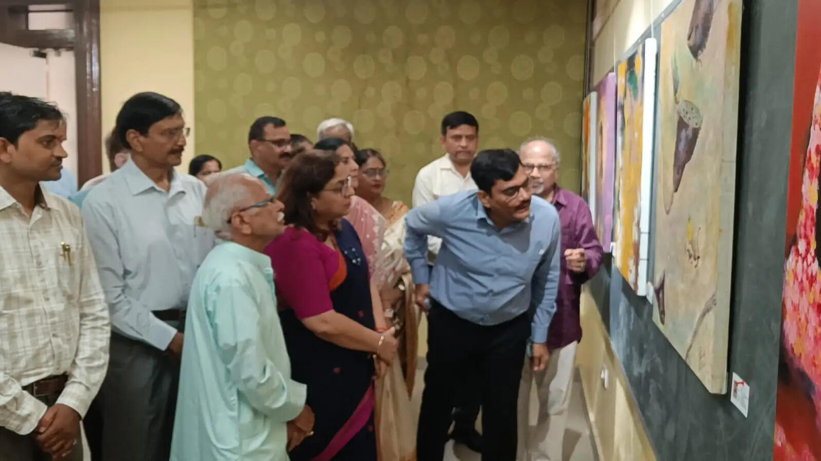 प्रदर्शनी का अवलोकन करने के बाद मंडलायुक्त ने बौद्ध संग्रहालय का भी निरीक्षण किया। संग्रहालय के निदेशक यशवंत सिंह राठौर ने उन्हें संग्रहालय की विभिन्न दीर्घाओं और वहां संरक्षित ऐतिहासिक एवं पुरातात्विक सामग्री के बारे में विस्तार से जानकारी दी। उन्होंने बौद्ध धर्म, भगवान गौतम बुद्ध के जीवन, उनकी शिक्षाओं और बौद्ध संस्कृति से जुड़े विभिन्न पहलुओं से भी मंडलायुक्त को अवगत कराया।