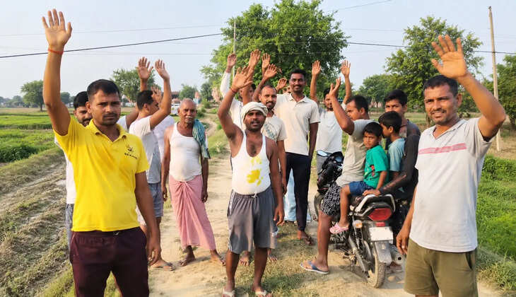 15 वर्षों से जर्जर पड़ा अहिकौरा-असवारिया मार्ग, ग्रामीणों का प्रदर्शन!&nbsp;मरम्मत नहीं हुई तो आंदोलन की चेतावनी