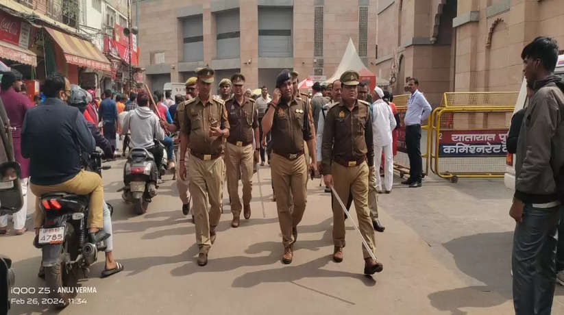 Varanasi News: प्रमोद कुमार पुलिस उपायुक्त काशी जोन द्वारा आगामी त्यौहारों के परिपेक्ष्य में शांति कानून व्यवस्था के दृष्टिगत सघन चेकिंग व पैदल गश्त की गयी