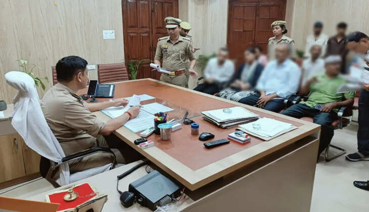 गोरखपुर: एसएसपी डॉ. कौस्तुभ ने पुलिस कार्यालय में सुनीं फरियादियों की समस्याएं, त्वरित कार्रवाई के दिए निर्देश  गोरखपुर।&nbsp;गोरखपुर के वरिष्ठ पुलिस अधीक्षक (एसएसपी) डॉ. कौस्तुभ ने पुलिस कार्यालय में आयोजित जनसुनवाई के दौरान फरियादियों की समस्याएं सुनीं और उनके त्वरित एवं निष्पक्ष निस्तारण के लिए संबंधित अधिकारियों को आवश्यक निर्देश दिए। जनसुनवाई में बड़ी संख्या में लोग अपनी शिकायतें लेकर पहुंचे, जिनकी समस्याओं को एसएसपी ने गंभीरता से सुना।  जनसुनवाई के दौरान भूमि विवाद, मारपीट, साइबर ठगी, पारिवारिक विवाद तथा अन्य आपराधिक मामलों से संबंधित शिकायतें सामने आईं। एसएसपी ने संबंधित थाना प्रभारियों और शाखा अधिकारियों को निर्देश दिया कि सभी मामलों का गुणवत्तापूर्ण और समयबद्ध समाधान सुनिश्चित किया जाए।  लंबित मामलों पर दिखाई सख्ती डॉ. कौस्तुभ ने लंबित प्रकरणों की समीक्षा करते हुए अनावश्यक देरी पर नाराजगी जताई। उन्होंने स्पष्ट कहा कि जिन मामलों में लापरवाही या अनावश्यक विलंब पाया जाएगा, वहां जिम्मेदार अधिकारियों के खिलाफ सख्त कार्रवाई की जाएगी।  उन्होंने अधिकारियों को निर्देशित किया कि प्रत्येक शिकायत की निष्पक्ष जांच की जाए और पीड़ितों को समय-समय पर कार्रवाई की प्रगति से अवगत कराया जाए, ताकि उन्हें बार-बार कार्यालय के चक्कर न लगाने पड़ें।  जनता को त्वरित न्याय दिलाना प्राथमिकता एसएसपी डॉ. कौस्तुभ ने कहा कि पुलिस की पहली जिम्मेदारी आम जनता को त्वरित न्याय दिलाना और कानून-व्यवस्था को मजबूत बनाए रखना है। उन्होंने सभी थाना प्रभारियों को अपने-अपने क्षेत्रों में नियमित जनसुनवाई आयोजित करने और अधिक से अधिक शिकायतों का मौके पर ही समाधान करने के निर्देश दिए।  उन्होंने कहा कि पारदर्शिता, संवेदनशीलता और जवाबदेही के साथ कार्य करना पुलिस की प्राथमिकता है, जिससे जनता का पुलिस पर विश्वास और अधिक मजबूत हो सके।