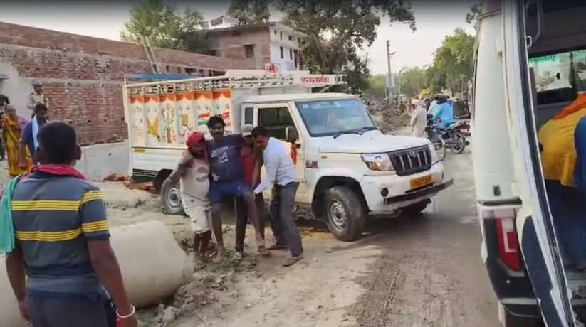 Chandauli News: चन्दौली में सामुदायिक भवन का छज्जा गिरने से तीन व्यक्ति घायल, हालत गंभीर जिला अस्पताल रेफर