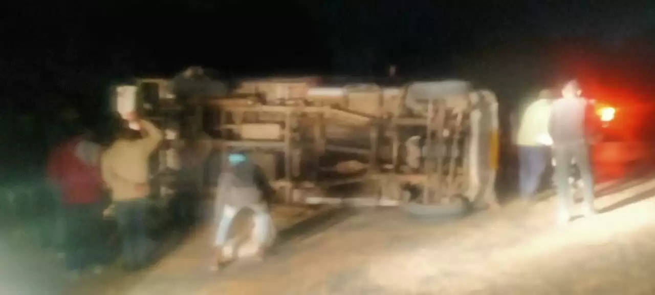 Varanasi News: नशे में धुत ट्रक चालक ने दर्शनार्थियों से भरी ट्रैक्टर-ट्राली में मारी टक्कर